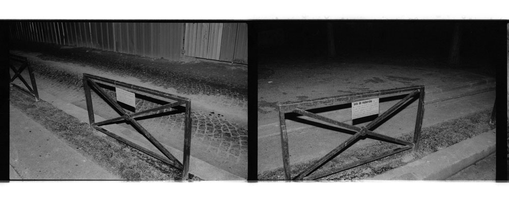 Une photographie noir et blanc en diptyque intitulée "souvenir n°9" où l'on voit une pancarte accrochée à une rambarde le long d'un trottoir de nuit sur le site de cécile briand