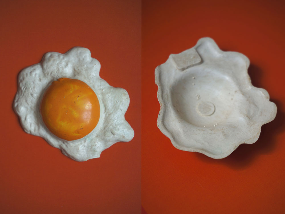 c'est la photographie d'un œuf sur le plat en plastic pris à l'envers et à l'endroit. C'est un jouet dont l'image pourrait être la couverture du livre "1001 souvenirs" sur le site de cécile briand