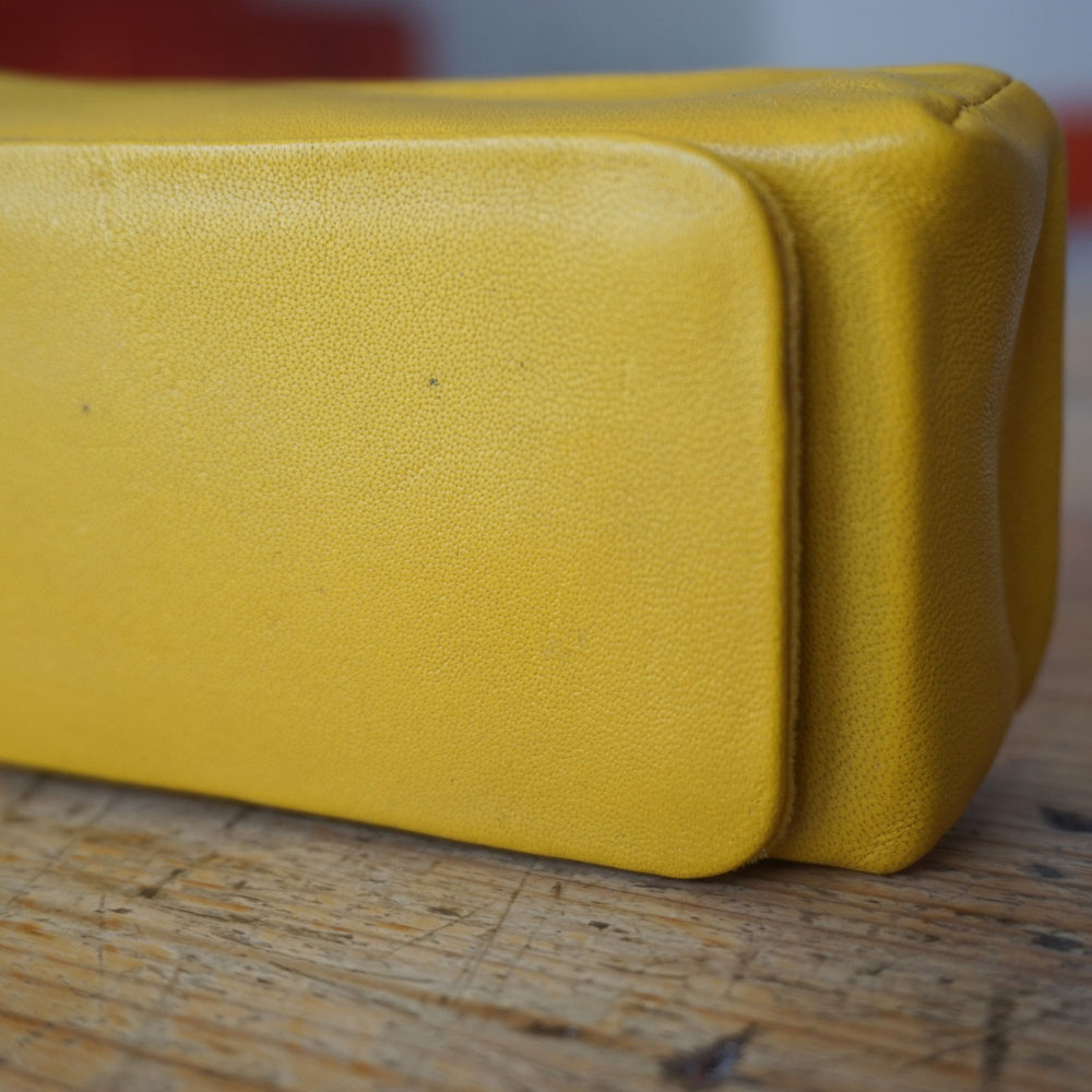 defaut_point_noir_sur_cuir_jaune defaut_point_noir_sur_cuir_jaune